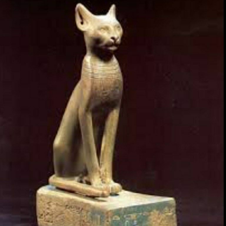 Баст санкт петербург. Богиня Бастет в древнем Египте статуя. Статуэтка Богини Бастет древний Египет. Священная кошка Египта Бастет. Египет богиня Бастет музей.