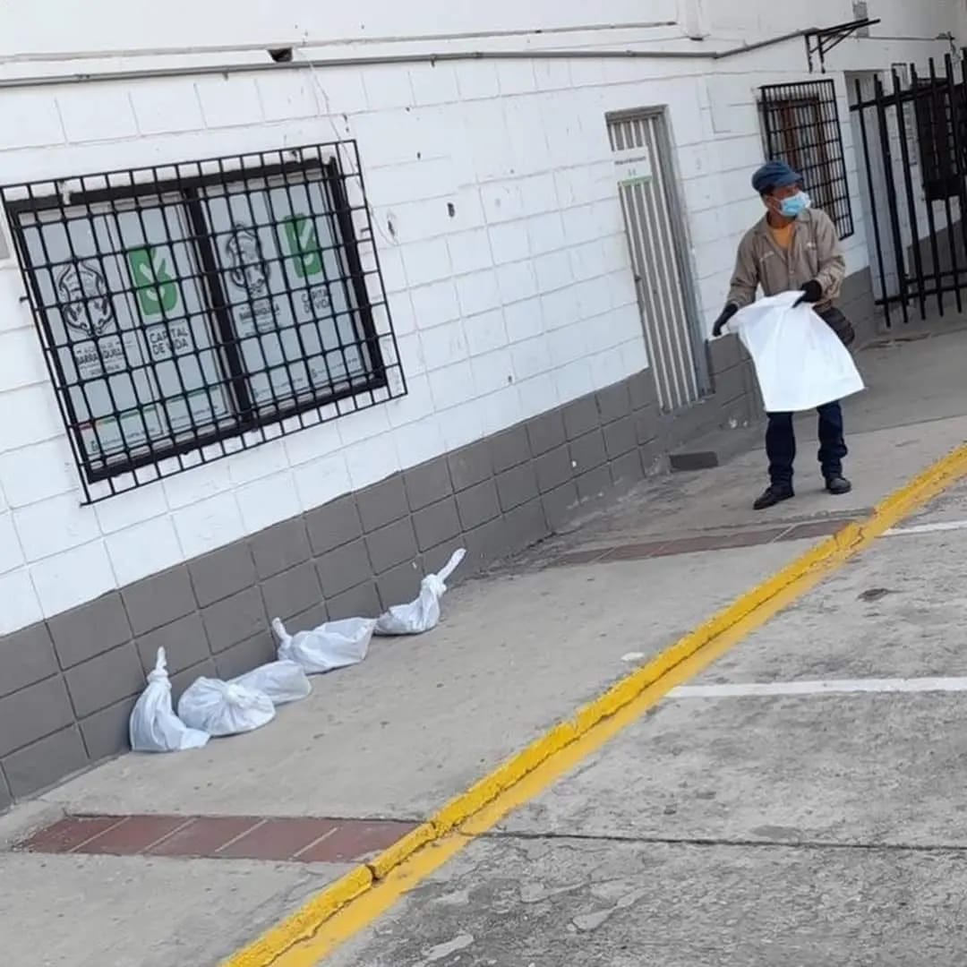 FSanador's tweet image. 🆘DENUNCIA PÚBLICA🆘

METIERON A LOS GATOS DEL ESTADIO METROPOLITANO DE BARRANQUILLA EN BOLSAS, ESTANDO VIVOOOOOS!!!!!!!

¿HASTA CUANDO EL MALTRATO, LA INDIFERENCIA? ESTO QUE ES!!!!

NECESITAMOS RESPUESTAS,¿PARA QUE METIERON A LOS GATOS AHÍ?c ¿A DONDE LOS LLEVAN? ¿¡QUE PASÓ CON