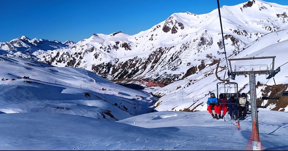 Nuestros alumnos disfrutaron del 24 al 28 de enero en Astún de unos maravillosos días de esquí, naturaleza, compañerismo…¡seguro que repetirán! #astun