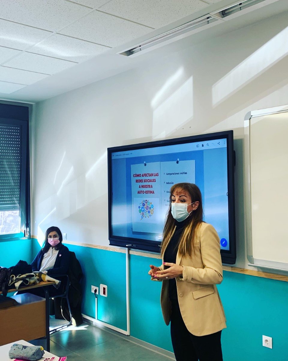 Hoy nuestros alumnos de 3ºESO han tenido un taller de emocional y mejora de la autoestima impartido por las psicólogas Mayte Valbuena y Diana Plasencia, promovido por el AFA.