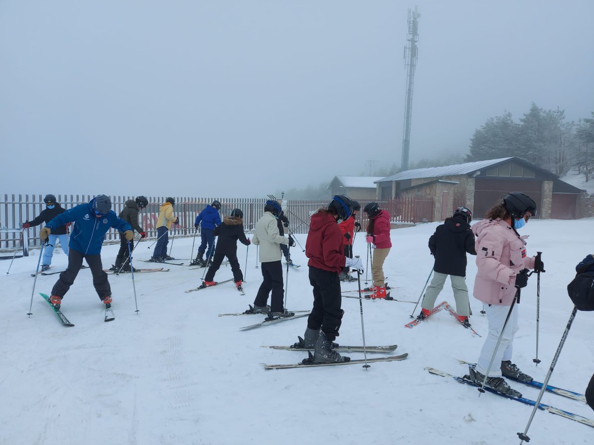IES_JaneGoodall's tweet photo. Hoy nuestros alumnos de 2ºESO han pasado un estupendo día en Valdesquí realizando un curso de esquí dentro del programa “ Madrid Nieve” de la Comunidad de Madrid. https://t.co/QmkXlZThHq