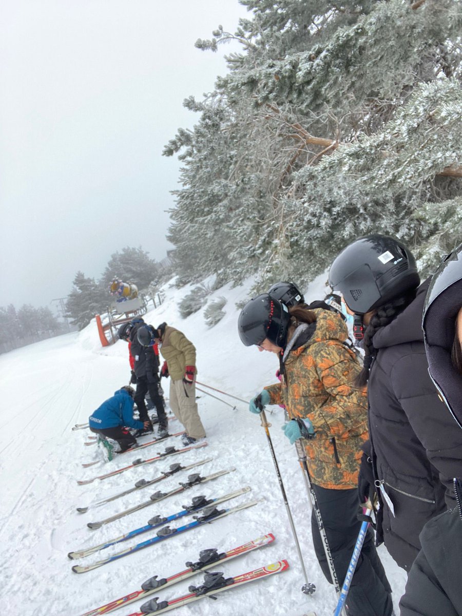 Hoy nuestros alumnos de 2ºESO han pasado un estupendo día en Valdesquí realizando un curso de esquí dentro del programa “ Madrid Nieve” de la Comunidad de Madrid.