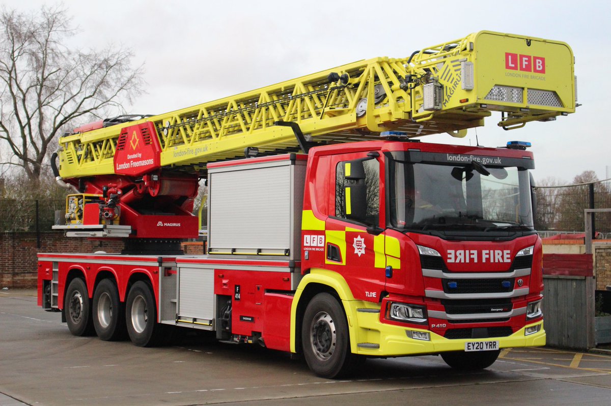 LondonFire_'s tweet photo. F414 - 64m turntable ladder that has been in service for a couple months. There will be 3 of these TLs in service hopefully by the end of the year at Old Kent Road, Wimbledon and Dagenham. #londonfirebrigade @LondonFire @LFBBarkDag #turntableladder #64m https://t.co/XPJ9ncgsy1