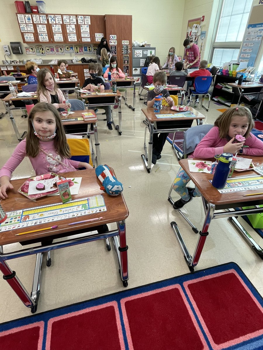 lkwdwise's tweet photo. Valentine fun and love!!β€οΈππ #secondgradepride!! #lincolnfun https://t.co/rFibUhZFIM