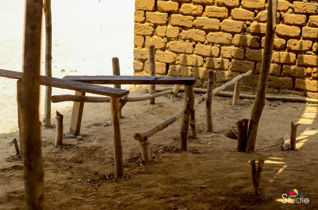 #Bikoro: le constat est plus que décevant en voyant les conditions dans lesquelles ces élèves étudient en plein 21eme siècle à l'Ep #Tosalisana.

Constat : tous les élèves ne portent  pas l'uniforme.

Dans une province où la forêt est une richesse, regardez les bancs!