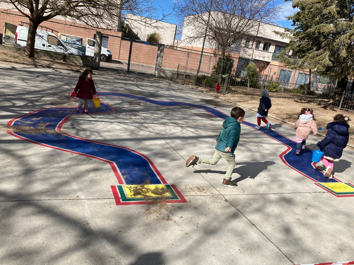ceippqalameda's tweet photo. ENORME el trabajo y esfuerzo de nuestr@s maestr@s, e inmensa satisfacción al ver las caras de SORPRESA de nuestros pequeños al descubrir su patio lleno de juegos, de color, de vida…”PENSANDO SIEMPRE EN ELLOS” @educacyl @cfievalladolid @AyuntamientoVLL @Vickyquinta https://t.co/e9Q4QSngYx