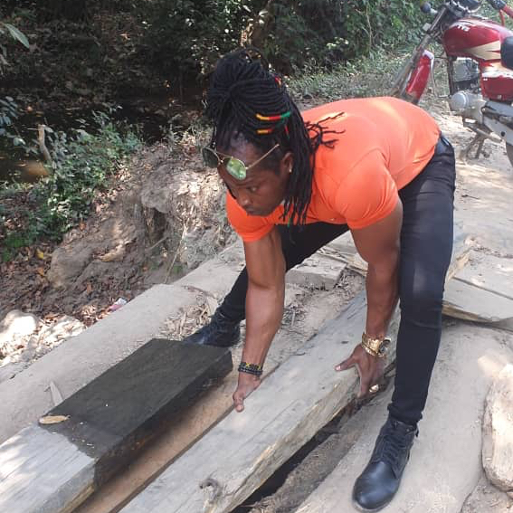 EducAidSL's tweet photo. #NationBuilding the @EducAidSL #CommunityOutreach team started their 6-week tour of all our partner schools today & had to build the bridges to create a path to some of the remote schools #EducationInSierraLeone #EducationIsTheAnswer #EducAidIsTheAnswer https://t.co/WrvwpF7nkj