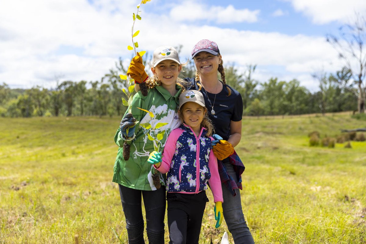 greenforestsw's tweet image. Another successful community day planting in Queensland! 🇦🇺 

We saw a great turnout &amp;amp; lots of smiling faces while community members planted 800 eucalyptus trees. Big thanks to our partners, @arborday and Corporate Carbon! Looking forward to our future projects!🌿