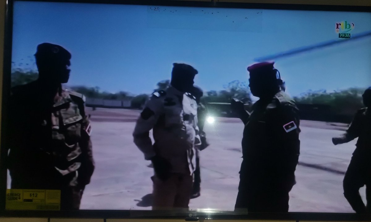 Dsiribie's tweet photo. #Burkina | Le Lnt-col Paul-Henri Damiba s'est rendu, ce lundi à #Toeni (Boucle du Mouhoun), #Ouahigouya et #Sollé (Nord), selon la @rtburkina qui précise que cette "sortie se veut un encouragement mais aussi une remobilisation des soldats et des VDP".
📸@rtburkina
#lwili #TL226 https://t.co/bZQYVHsdnc