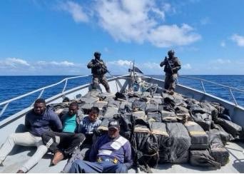 Nuestra Fuerza Naval acaba de realizar la incautación de cocaína más lejana a nuestras costas, en la historia de El Salvador.

•1.9 toneladas aproximadamente, valoradas en $47.5 millones.

•Distancia: 512NM o 948.2km (589.2mi) al sur oeste de Acajutla.

 #PlanControlTerritorial
