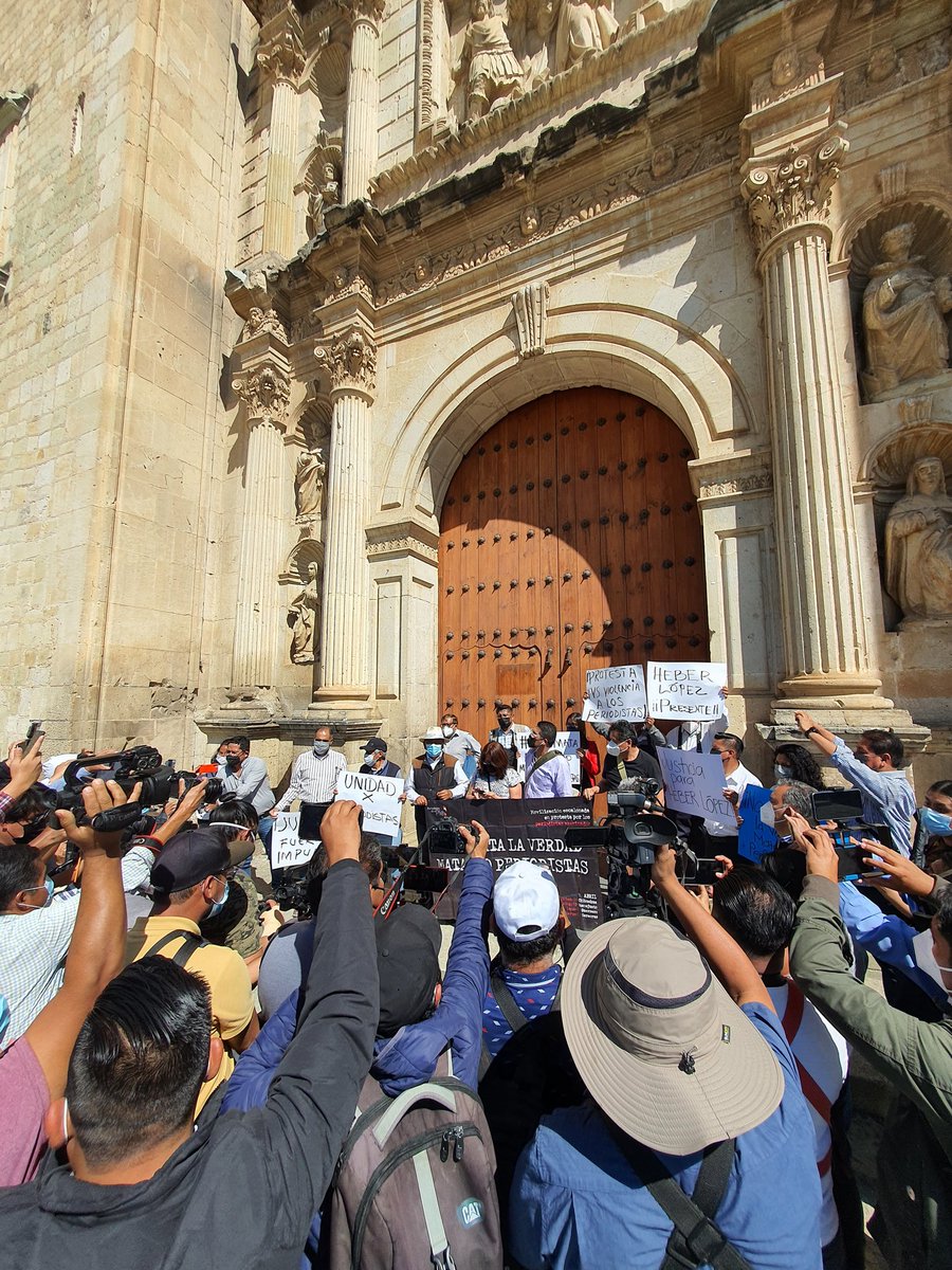 MackiaCardozo's tweet photo. Inicia movilización de las y los periodistas en #Oaxaca ante la violencia contra el gremio periodístico en todo el país y el asesinato de #HeberLopez
Hacen un llamado a las instancias federales y estatales a garantizar su labor y justicia por los asesinatos.
#JusticiaHeber https://t.co/fUCE4ewb07