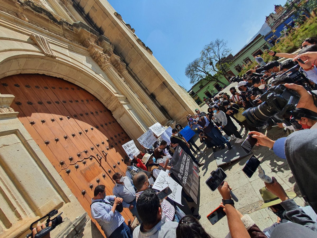 MackiaCardozo's tweet photo. Inicia movilización de las y los periodistas en #Oaxaca ante la violencia contra el gremio periodístico en todo el país y el asesinato de #HeberLopez
Hacen un llamado a las instancias federales y estatales a garantizar su labor y justicia por los asesinatos.
#JusticiaHeber https://t.co/fUCE4ewb07