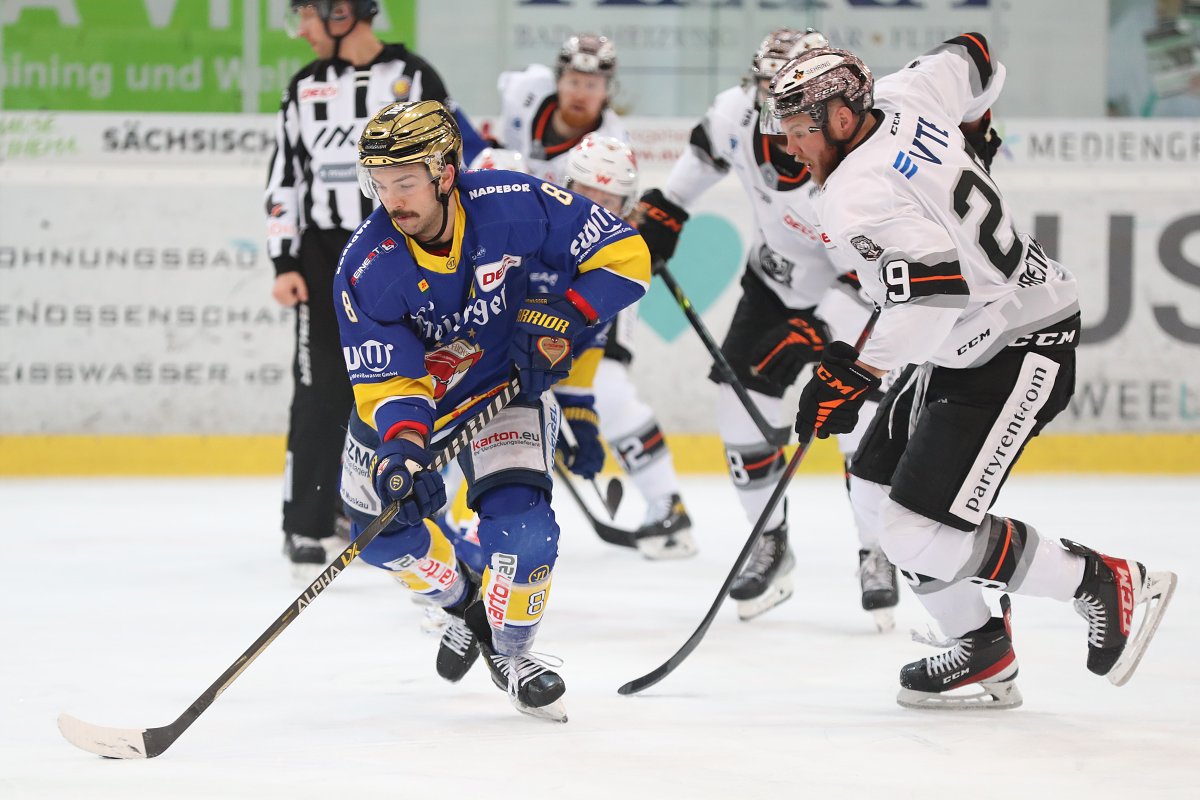 DEL2_News's tweet photo. Auswärtssieg für Frankfurt: Die @loewenfrankfurt gewinnen mit 4:2 gegen die @lausitz_fuechse . Somit ist Frankfurt wieder Spitzenreiter.

Foto: Thomas Heide #del2 #HerzblutEishockey #lfxfra https://t.co/tMxHscPhK3