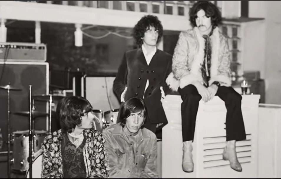 TheSydBarrett's tweet photo. Wow! Some new photos have surfaced & some more are on the way! https://t.co/GHQPH0mRxR #SydBarrett #PinkFloyd #GoldenCirkeln #Psychedelic https://t.co/Ba9etkMa5b