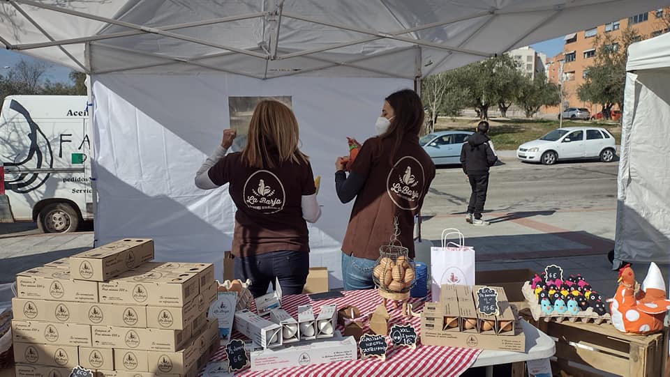 labarja_eco's tweet photo. @labarja_eco ha triunfado este fin de semana en el  Mercado de Productores de Alcobendas, donde agotamos existencias de huevos. Enhorabuena por la excelente organización y gracias por la altísima implicación de los visitantes. Se pueden comprar en https://t.co/MRi1i1QkeU https://t.co/fOrHcTWglA