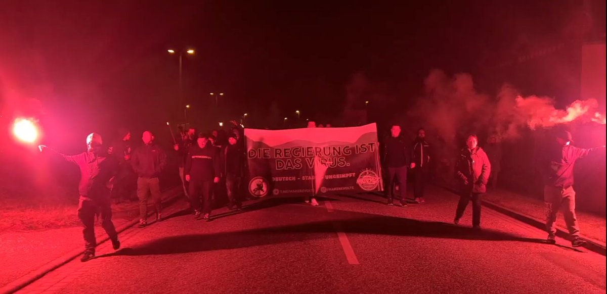 AntifaHarz's tweet photo. #Halberstadt: Die heutige Querdenken Demo,  angeführt von einem Harzrevolte Neonazi Block, hat den Bürgermeister der Stadt Halberstadt vor seiner Wohnung aufgesucht, Pyrotechnik gezündet, in die Fenster geleuchtet und rumgepöbelt. Im Chat hagelt es erstmals Kritik. Ein Thread 1/x https://t.co/aeQLf1xpVw