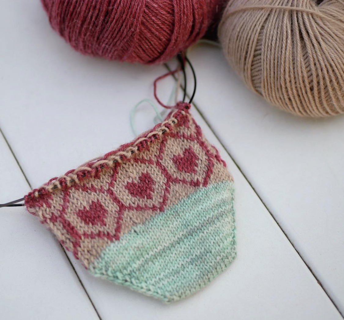 pompommag's tweet photo. As it’s Valentine's Day, we couldn’t resist sharing this WIP picture of Elske by Instagram user @woollenwild! 💗 Elske’s heart motif makes it the epitome of #Valentoes and the pattern is published in Issue 12 of Pom Pom Quarterly!
#Knitting #Handmade #PomPomQuarterly #Craft https://t.co/ZeLZcaDuTI