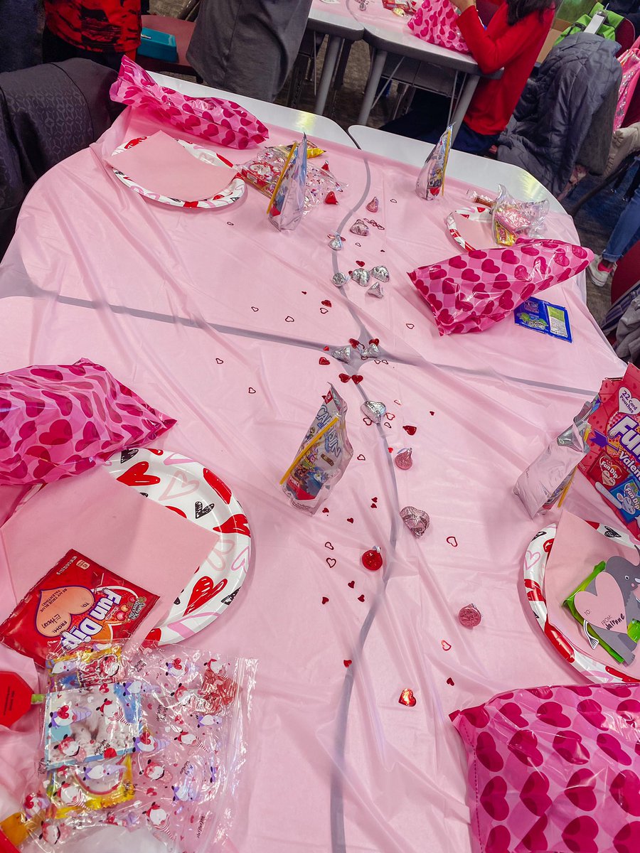 MrsWilliams_MBE's tweet photo. Friendship is the BEST! We had a great time celebrating with friends at our Friendship Party today. Thankful for my room mom for the amazing decorations, food, and activities! 💖 #BetterTogether https://t.co/AWCnasck5s