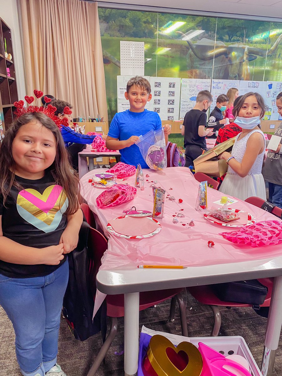 MrsWilliams_MBE's tweet photo. Friendship is the BEST! We had a great time celebrating with friends at our Friendship Party today. Thankful for my room mom for the amazing decorations, food, and activities! 💖 #BetterTogether https://t.co/AWCnasck5s