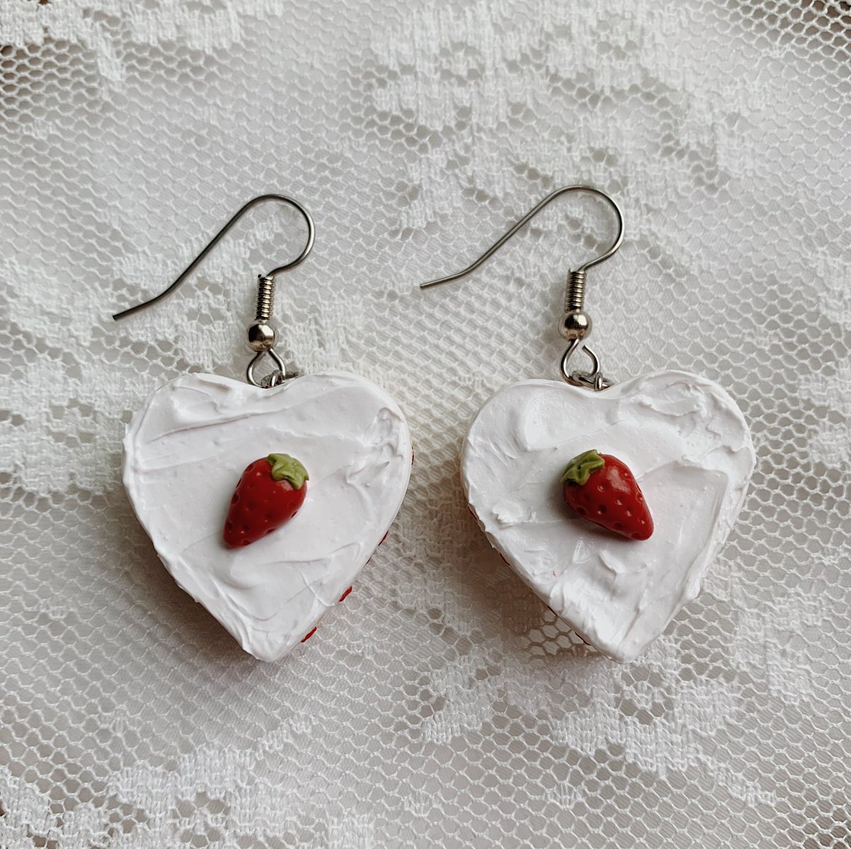 pieces_by_pie's tweet photo. ♥️ valentine’s gift-away ♥️
 
spreading some love by sending one person a pair of strawberry shortcake hearts 🍰✨

to enter:
🤍 follow me
🤍 like/rt this post
🤍 tag a friend in the comments
🤍 usa/canada only https://t.co/c7CSUQA1LL