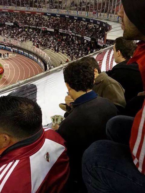 bocalocura__'s tweet photo. El hincha de River más fanático // El hincha de Boca menos fanatico https://t.co/eKknGvDiPq