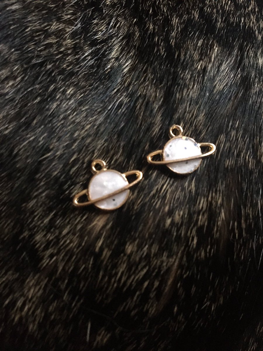 KittyKat_Boy's tweet photo. Kitty has helped to be my model too 😉 https://t.co/ewZKQXc6b5