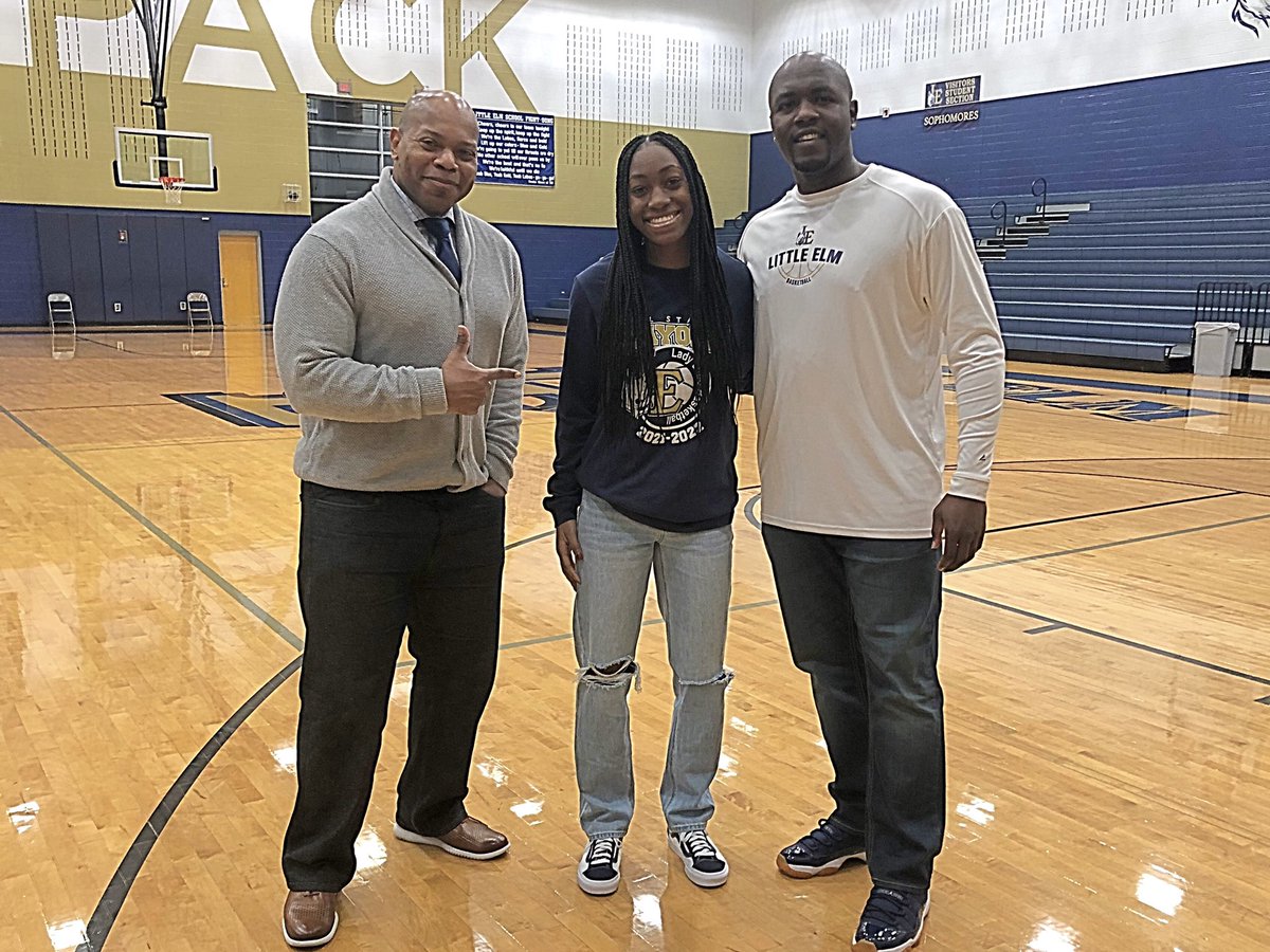 DesmondPurnell's tweet photo. When it comes to getting buckets🏀 Lil Elm Guard, @AmarachiSmoove_ is one of the best North Texas has to offer. We’ll get to know The @LELADYLOBOHOOPS Standout tonight on #CBS11News@10pm during sports 
@CBSDFW @UNLVLadyRebels @TuttKen @onkimpson https://t.co/QxB126djGG