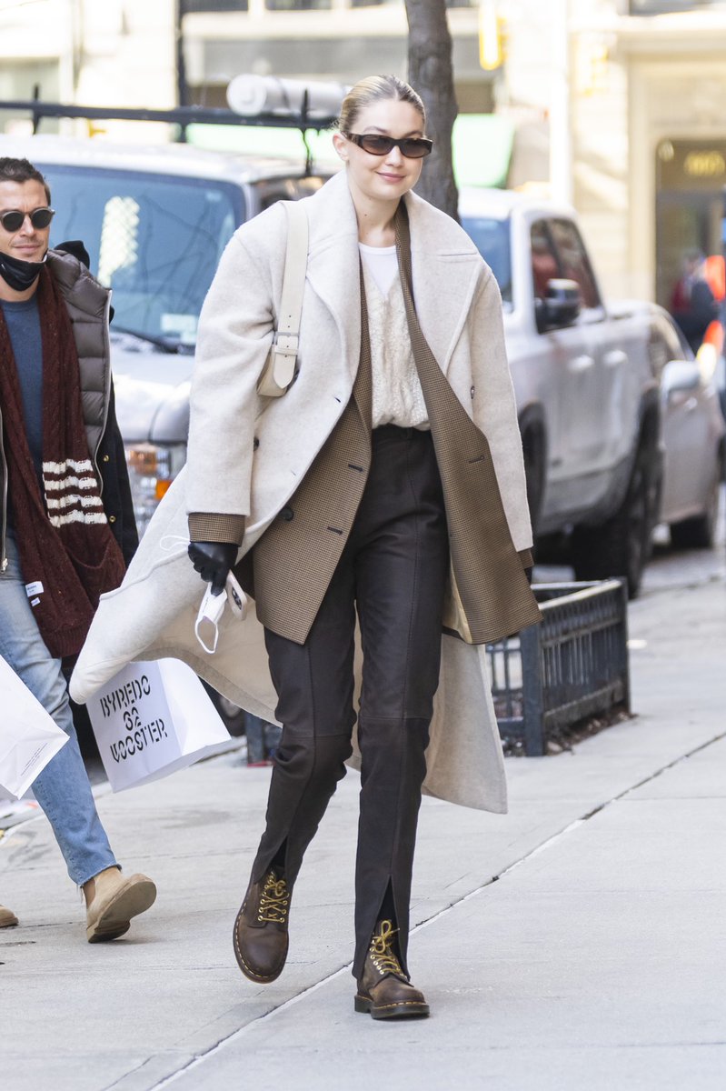 GigiHadidMedia's tweet photo. February 14th: Gigi Hadid arriving at her apartment in New York.

https://t.co/0ZJZ2VXUV7 https://t.co/FtG805XKL3