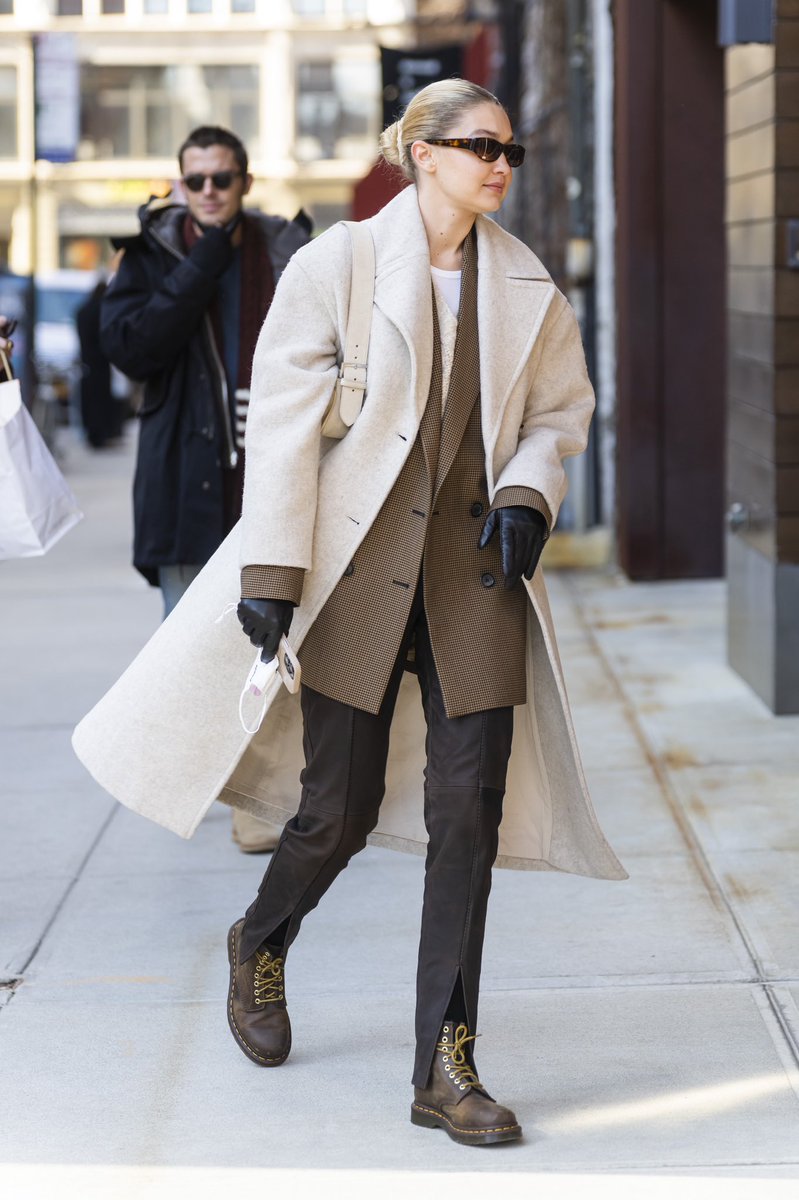 GigiHadidMedia's tweet photo. February 14th: Gigi Hadid arriving at her apartment in New York.

https://t.co/0ZJZ2VXUV7 https://t.co/FtG805XKL3