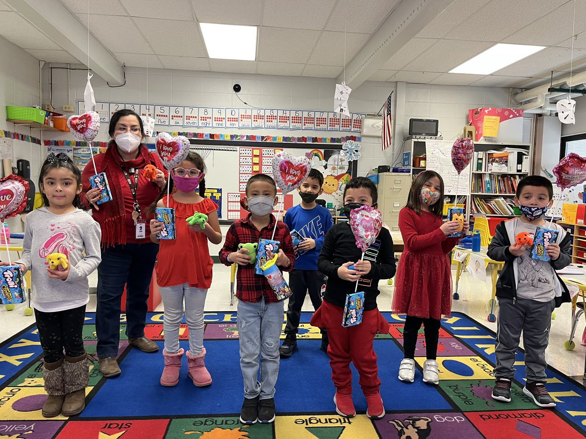 ¡Muchas gracias al PTO de Sunny Hill por los premios que recibimos!Los estudiantes de kínder se emocionaron por su obsequio. Thank you <a href="/PTOofSunnyHill/">PTO of Sunny Hill</a> for the gifts. The kinder students were so excited receiving these prizes. @CArmendarizMxwl <a href="/SunnyHill220/">Sunny Hill Elementary School</a> <a href="/edgar_dlm_gtz/">Edgar De La Mora</a>
