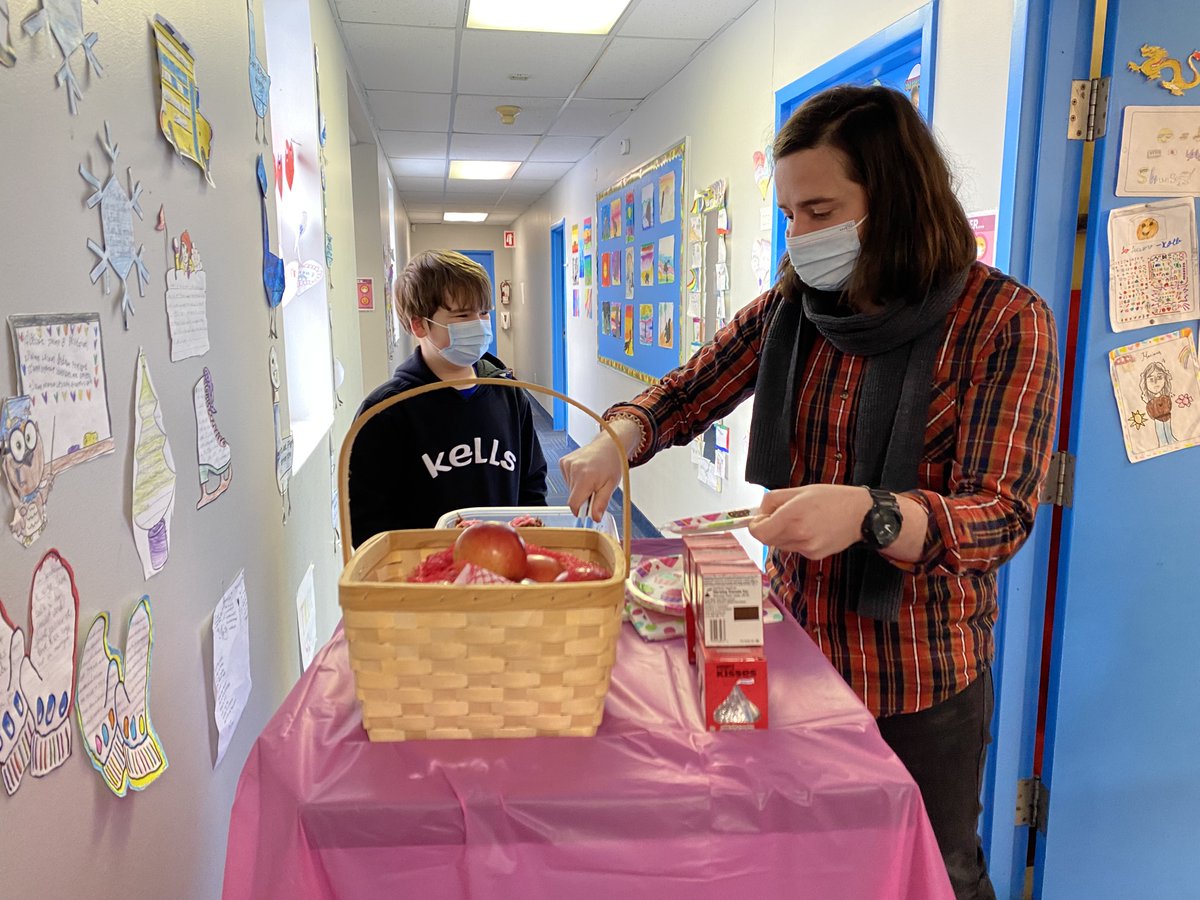 KellsElementary's tweet photo. The #TeacherAppreciation snack cart is back in business! Thank you Z and N for delivering treats to our deserving teachers #KellsLife #KellsProud #HappyValentinesDay2022 https://t.co/3GG3OPRVom