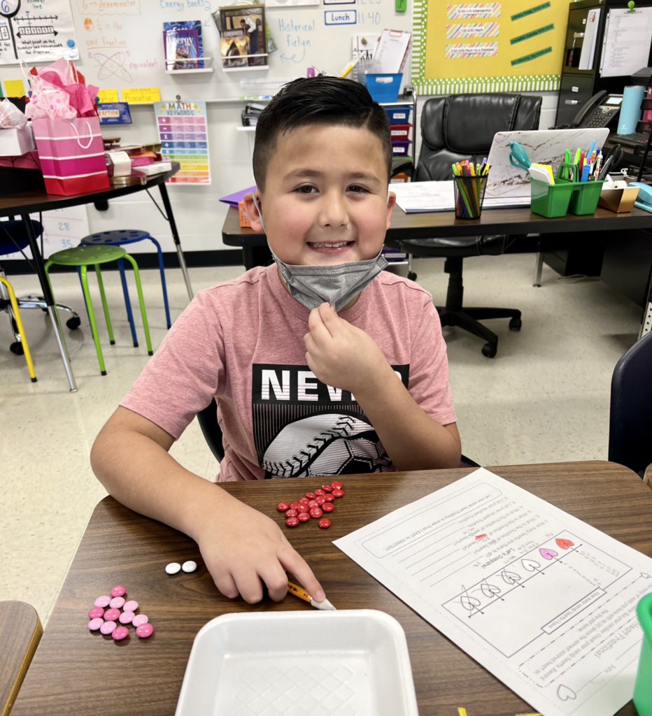 MrsKill3rd's tweet photo. Valentine’s Day candy fractions! ❤️🤍💗 #ThirdGrade #BearcatsBetterTogether https://t.co/3rt5VgJn7s