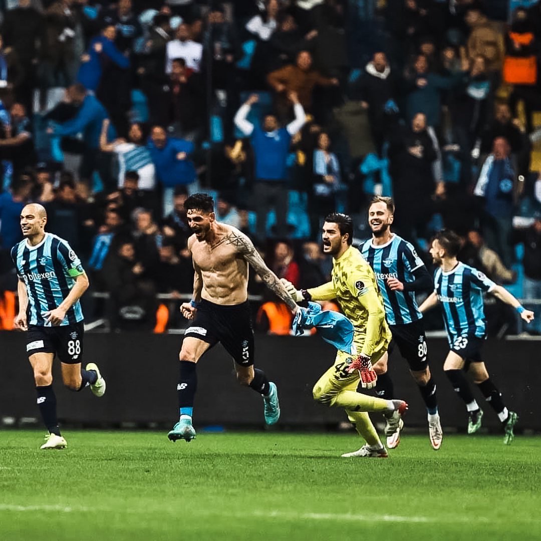 sametakaydin's tweet photo. Adana Demirspor formasıyla Süper Lig’de ilk golümü attığım için çok mutluyum, 3 puanı kaçırdığımız içinse bir o kadar üzüntülüyüm. Her şeye rağmen 90 dakika boyunca mücadele eden tüm takım arkadaşlarımı tebrik ediyorum yola devam şimşeğim ⚡️💙 https://t.co/QyuMtwrZCF