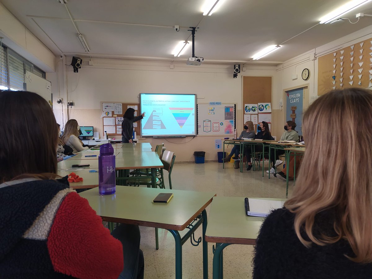 EscolaGayarre's tweet photo. Segona càpsula formativa "En Cercle" sobre escolta activa i empàtica. Podríem ser capaces d'escoltar durant 10 minuts alguna altra persona sense jutjar, aconsellar ni interrompre gaire? Com acompanyem l'alumnat, les famílies i altres mestres quan necessiten ser escoltades? https://t.co/L2a7uoE4RB