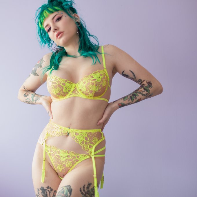 If you wanna celebrate valentines day with my lonely ass, sub to my OF: https://t.co/ZpYY0X0JSu https://t