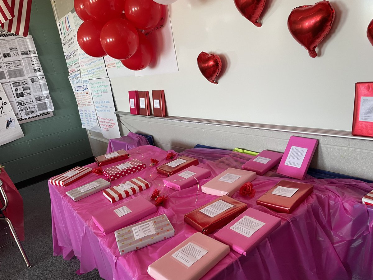saenzclassrocks's tweet photo. No date? No problem! Our awesome English teachers hooked every student up on a blind date with a book. #blinddate #booklove #VLI https://t.co/5qEBreD8iz