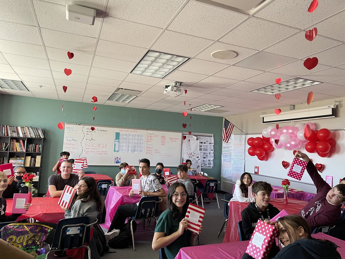 saenzclassrocks's tweet photo. No date? No problem! Our awesome English teachers hooked every student up on a blind date with a book. #blinddate #booklove #VLI https://t.co/5qEBreD8iz