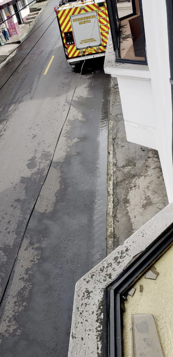 💨 Hace pocos minutos, ocurrió una deflagración por acumulación de GLP en una vivienda en el sector de San Isidro de Puengasí. 

🪟 La deflagración causó daños en los ventanales del inmueble, pero por fortuna no hubo personas heridas.

[1/2]⬇️