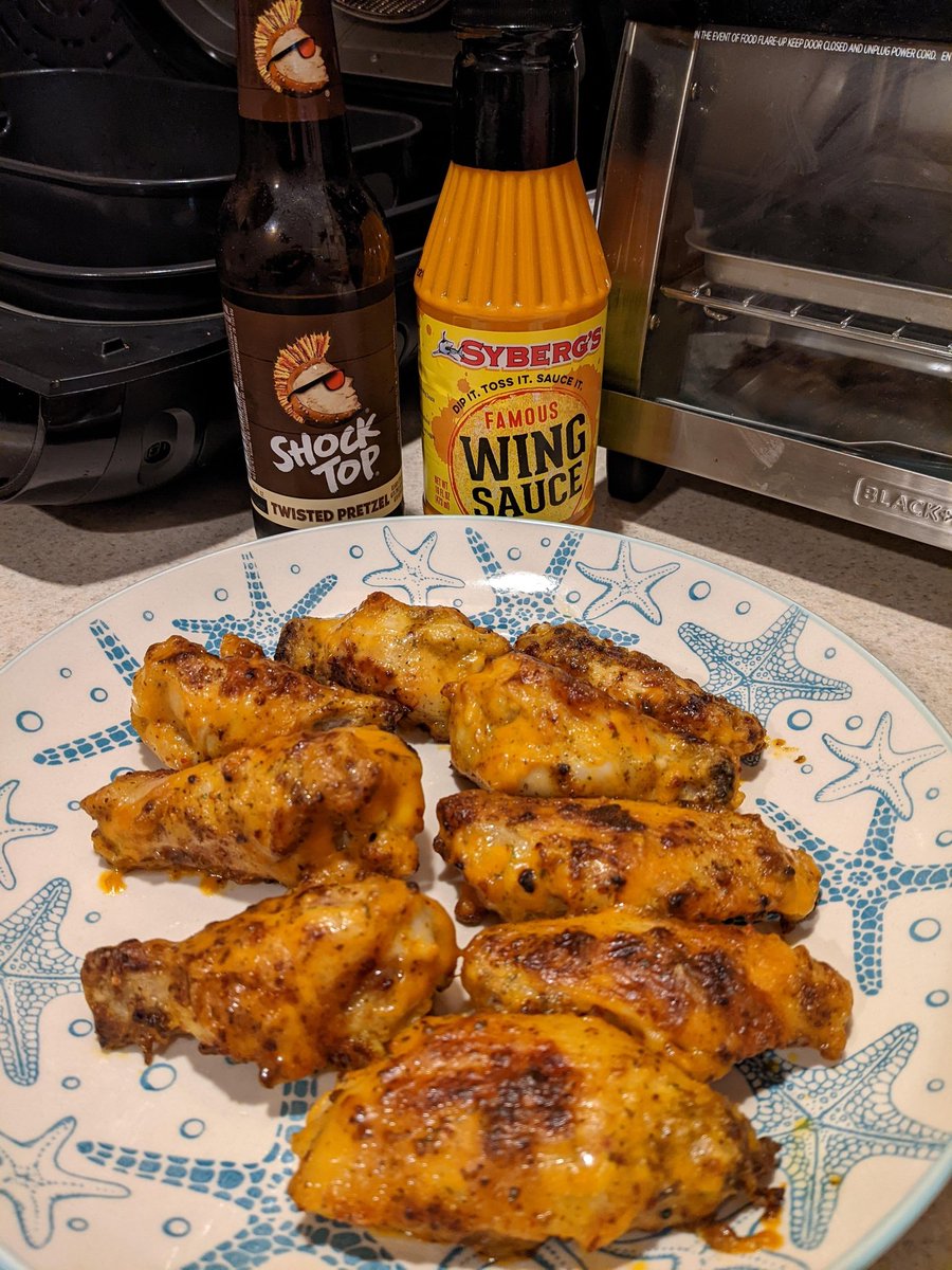 TheKracka's tweet photo. Indulging in some local flavors. #STL #Sybergs #AnheuserBusch #ShockTop #TwiatedPretzel #wings #beer https://t.co/Ij1gUC3HRG