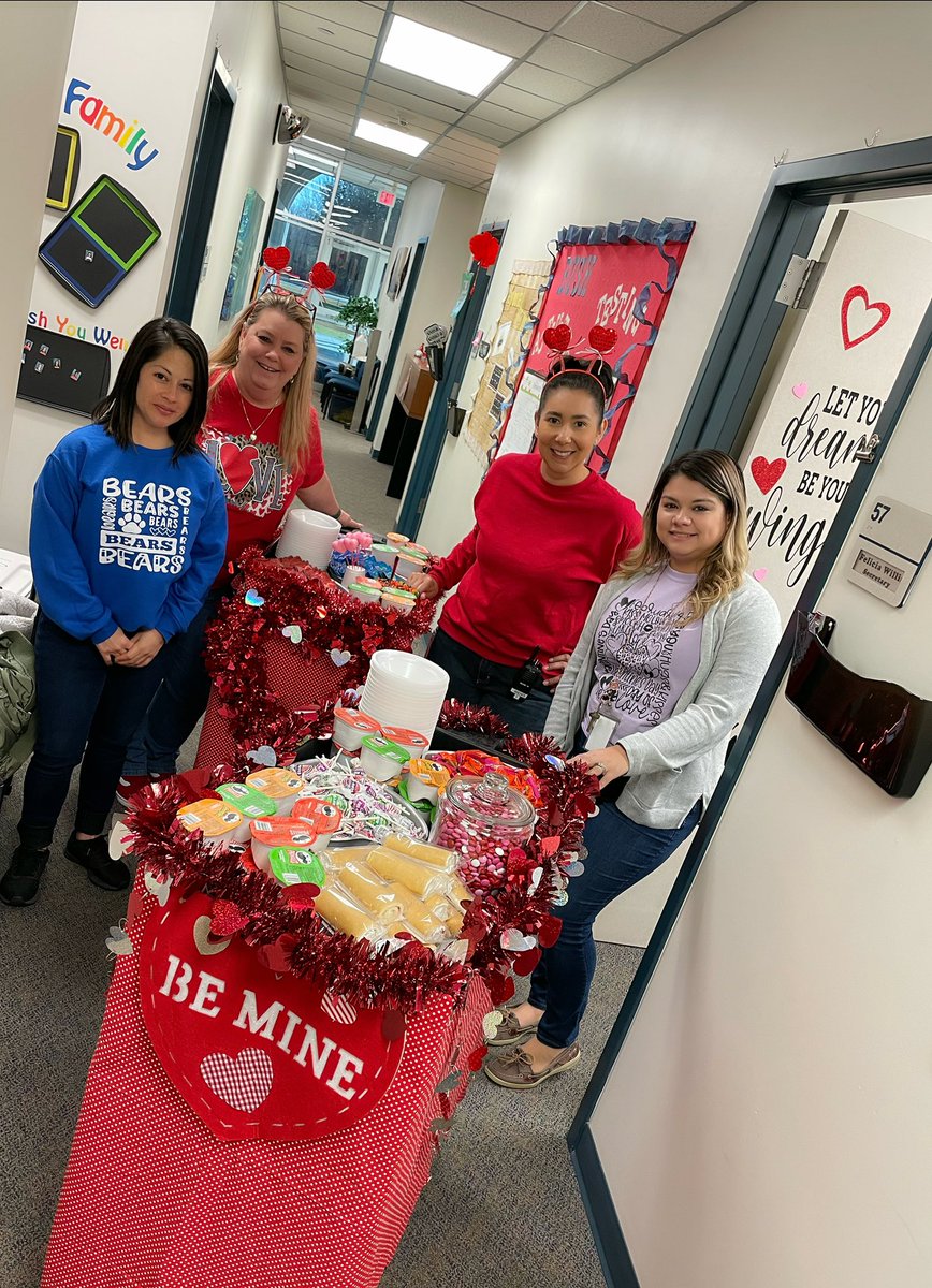 MaicherNely's tweet photo. π Just a sweet treat to say THANKS for putting your β€οΈ into teaching! #BushBears #ValentinesDay @PasadenaISD_TX @LauraBush_Elem https://t.co/BFmNkzMQji