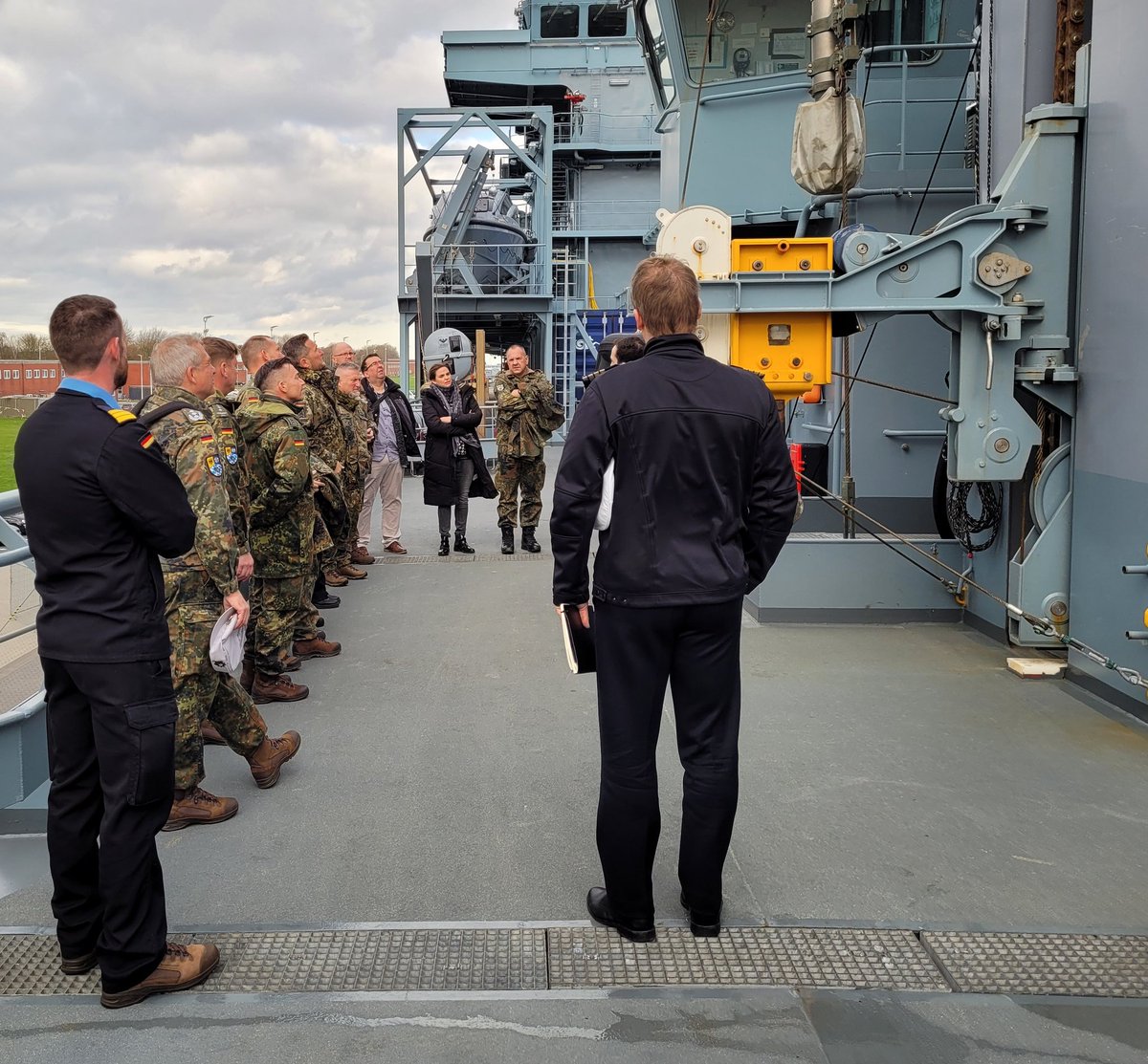 Thomas2Gaertner's tweet photo. Zur #FachkräfteinitiativeMarine besucht diese Woche das KarrCBw München mit Unterstützung des #KarrCBwWHV die #Marine. Beginnend bei der #EinsFltl2 an Bord EGV Bonn lassen sich die Karriereberater und Einplaner durch Führung und Besatzung briefen. @deutschemarine @PIZ_Personal https://t.co/BYaylSk6r0