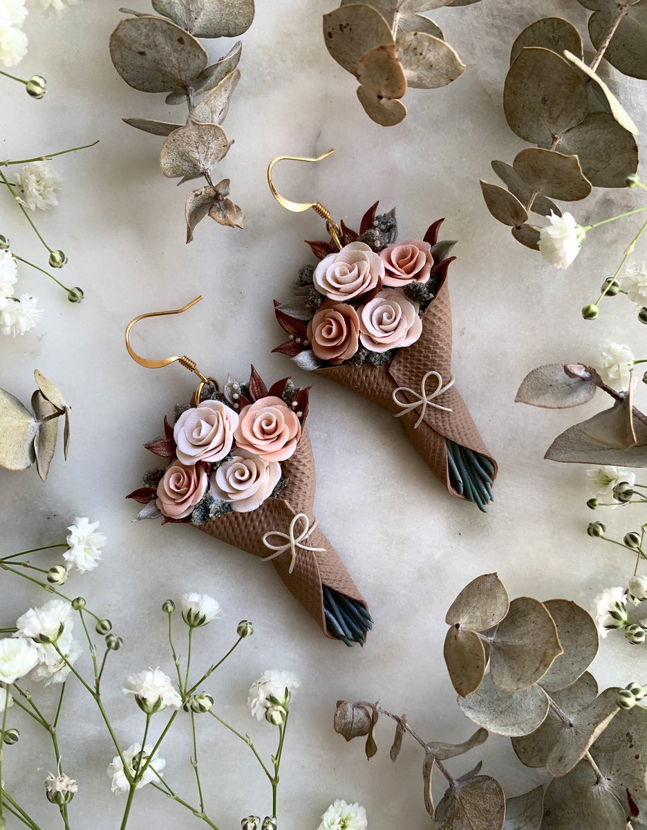 craftedbyari's tweet photo. ✨ the earrings vs. the inspo ✨

happy valentine’s day from one of my first ever customs inspired by a customer’s wedding bouquet 🤍💐 https://t.co/XjCoWLQNuk