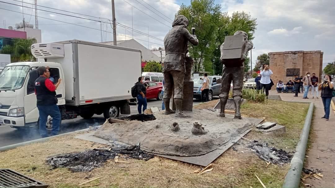 YamiGV's tweet photo. Por considerarla racista y discriminatoria, derriban estatua Constructores de #Morelia que tenía 27 años sobre ek #Acueducto. https://t.co/Z7olojkJ9K
