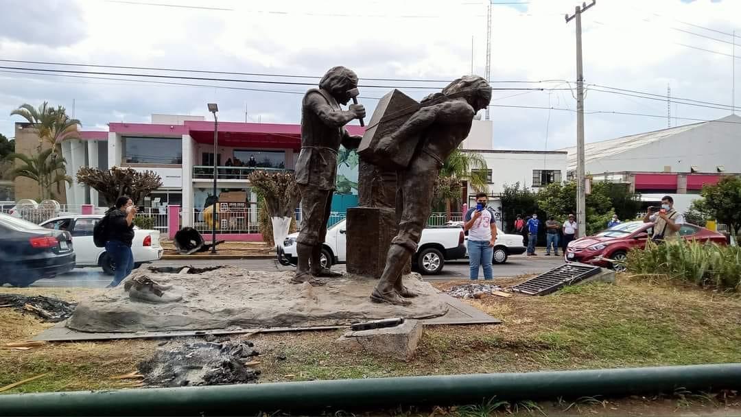 YamiGV's tweet photo. Por considerarla racista y discriminatoria, derriban estatua Constructores de #Morelia que tenía 27 años sobre ek #Acueducto. https://t.co/Z7olojkJ9K