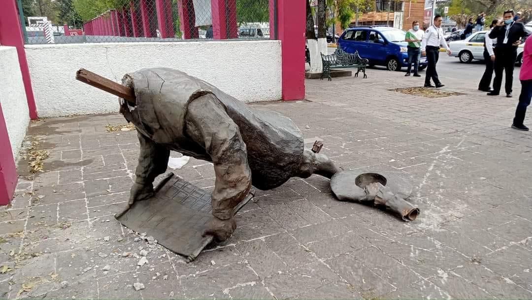 YamiGV's tweet photo. Por considerarla racista y discriminatoria, derriban estatua Constructores de #Morelia que tenía 27 años sobre ek #Acueducto. https://t.co/Z7olojkJ9K
