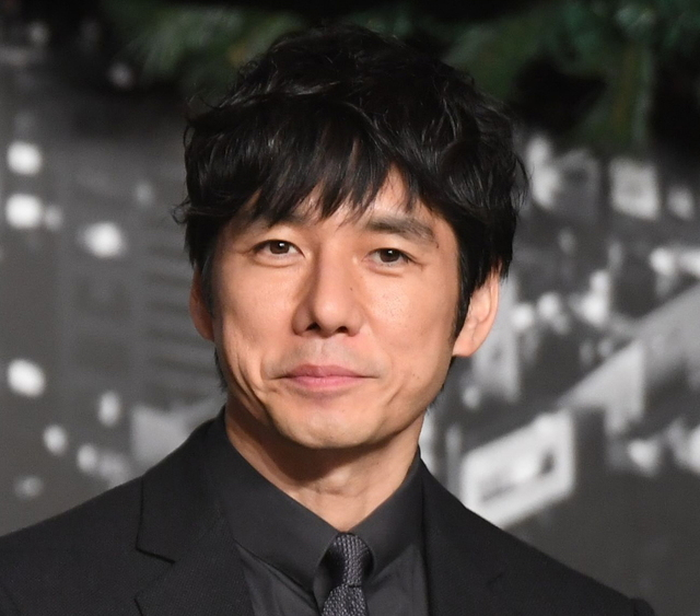 Slope 男性芸能人のヘアスタイルを発信 西島秀俊 本日は お菓子の日 ということでお菓子好きの西島秀俊の ヘアスタイルを特集 きのう何食べた や Mozu などダンディーな魅力溢れる髪型を紹介 スロープ ここをクリック