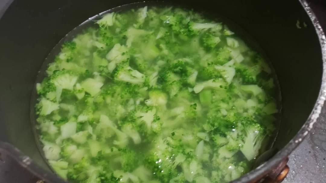 脂質も炭水化物もほぼないのに美味しい。マジで痩せたい時にだけ食ってほしい「ブロッコリー卵粥」