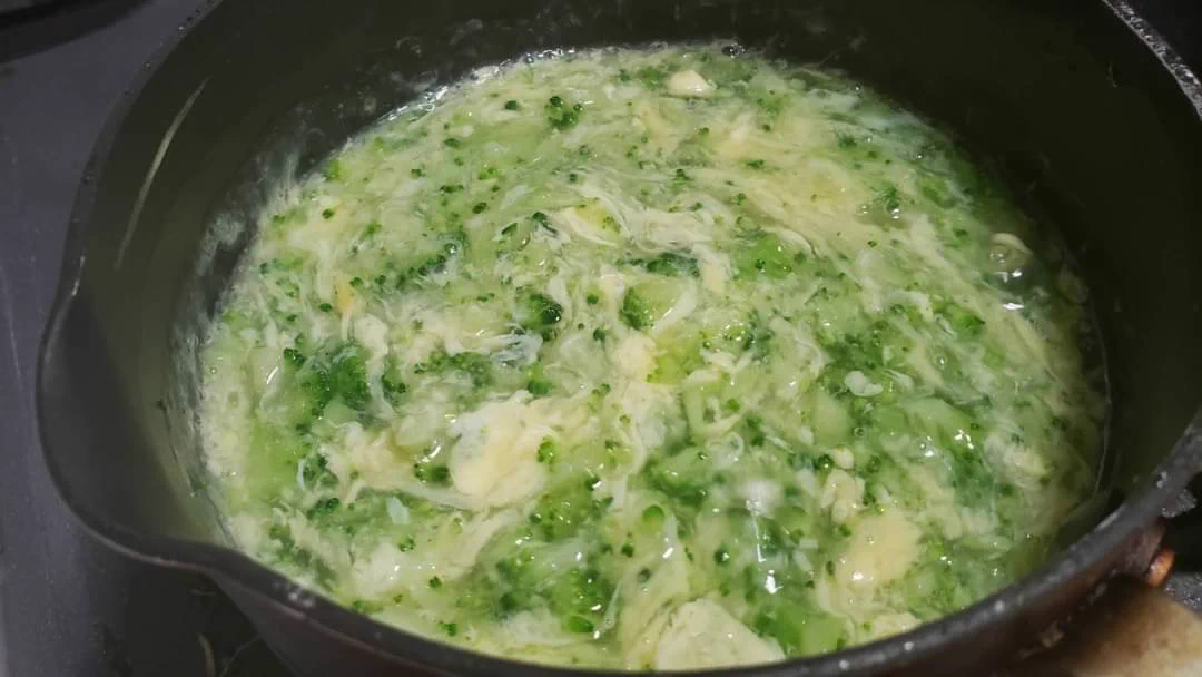 脂質も炭水化物もほぼないのに美味しい。マジで痩せたい時にだけ食ってほしい「ブロッコリー卵粥」