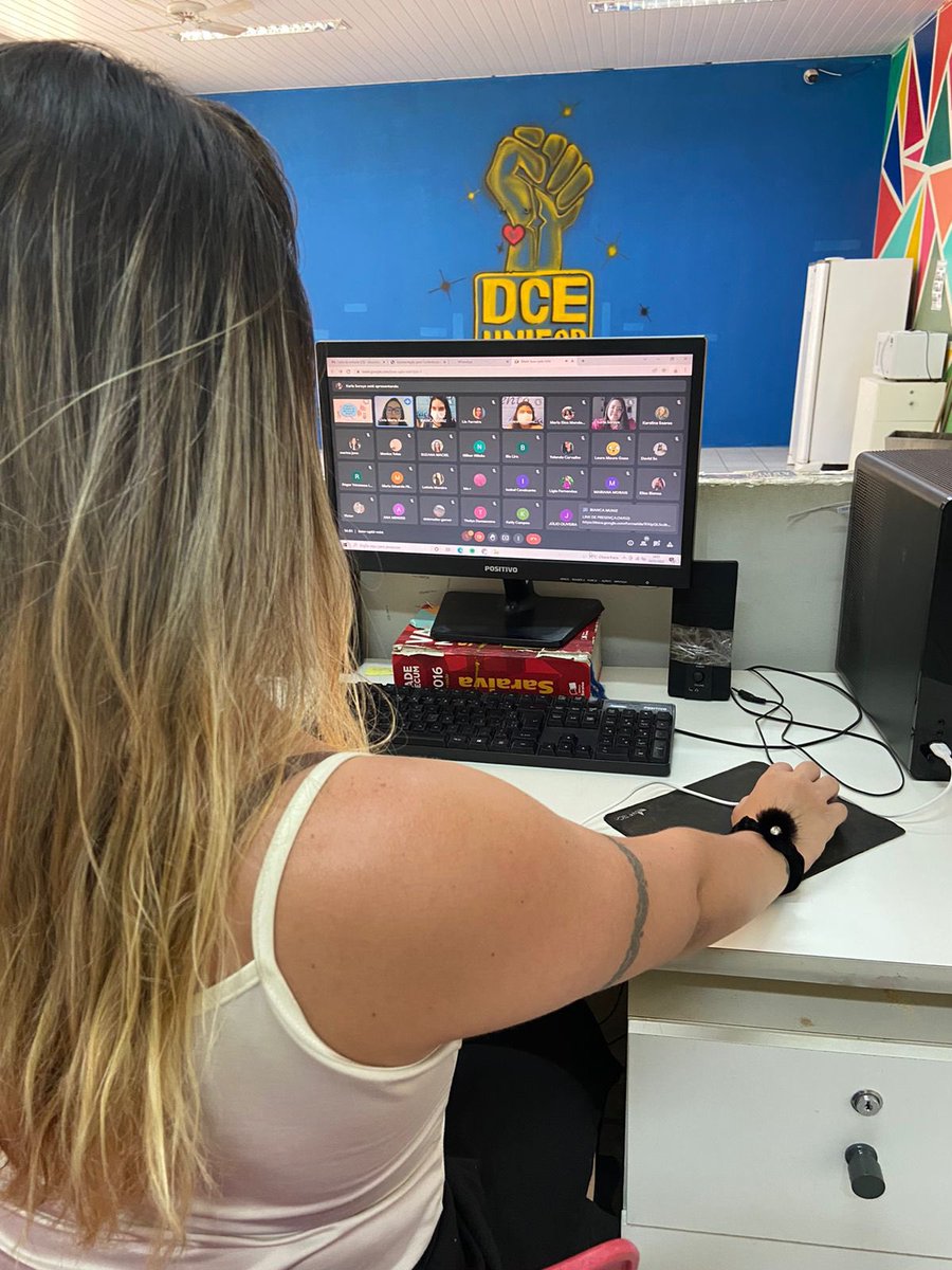 _liaferreiraa's tweet photo. Segunda feira é seeempre mto cheio. Parece uma coisa, mas parece que tudo cai nesse dia. Hoje foi assim, mas terminou mto satisfatório. Gravação do podcast do dce com as atléticas, palestra sobre o dce na acolhida do c.a de direito e criação do comitê de luta da Unifor 💜😍⭐️ https://t.co/rC38JAxiR2