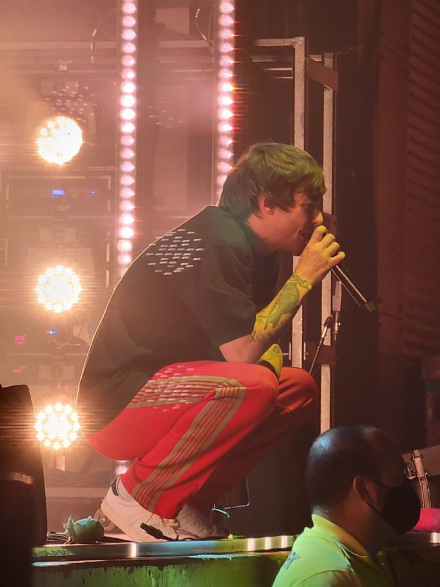 A memória de centavos! Louis lendo a letra de Through The Dark na #LTWTPittsburgh